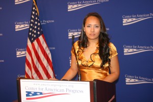 La activista pro-inmigrante de Arizona, Erika Andiola, asiste hoy, jueves 15 de agosto de 2013, a un foro sobre la reforma migratoria en el Centro para el Progreso Estadounidense en Washington (EE.UU.). La secretaria de Seguridad Nacional de EE.UU., Janet Napolitano, afirm&oacute; hoy que el programa de "acci&oacute;n diferida" ha suspendido la deportaci&oacute;n de m&aacute;s de medio mill&oacute;n de j&oacute;venes indocumentados desde 2012, pero asegur&oacute; que no es una soluci&oacute;n permanente al "anticuado" sistema migratorio del pa&iacute;s. 