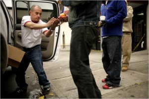 Cada d&iacute;a, Mu&ntilde;oz llega a Queens con su camioneta pick up blanca, desde la cual reparte comida, caf&eacute; y chocolate a jornaleros y desempleados.