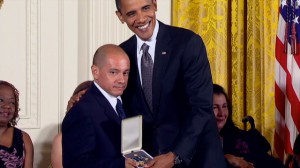Mu&ntilde;oz recibi&oacute; la Medalla Presidencial al Ciudadano (2010) de manos del presidente Obama. 
