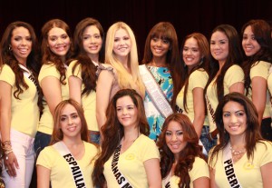 Algunas de las concursantes en traje casual. Al centro, Kirsten Haglund, Miss América 2008 y Chantel Martínez, Miss República Dominicana US 2012.