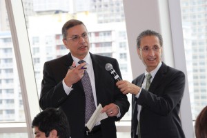 El doctor Ridwan Shabsigh (derecha) fue el moderador del evento.