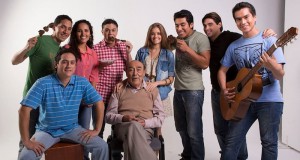 Parte del elenco de “Sueños de Gloria”, entre ellos algunos campeones de marinera y el maestro Don Óscar Avilés.