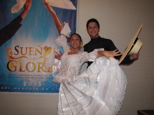 Gennesie Zuniga y Martín Espinoza, bailarines de Marinera del Club Libertad, hicieron una demostración de esta danza al finalizar la rueda de prensa.