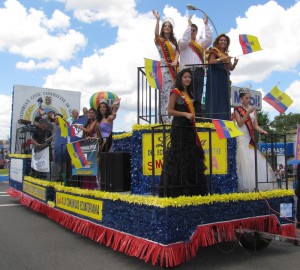 Carroza del Comit&eacute; C&iacute;vico Ecuatoriano (CCE).