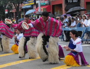Las danzas folkl&oacute;ricas ecuatorianas amenizaron el desfile.