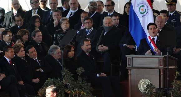 Horacio Cartes (d) habla tras jurar como nuevo mandatario de Paraguay junto a los presidentes de Perú, Ollanta Humala (i); de Brasil, Dilma Rousseff (2i); de Taiwán, Ma Ying-jeou (3i); de Uruguay, José Mujica (4i); de Argentina, Cristina Fernández (5i); y el príncipe de Asturias, Felipe de Borbón (6i), hoy, jueves 15 de agosto de 2013, durante una ceremonia frente a la sede del Palacio de Gobierno en Asunción.