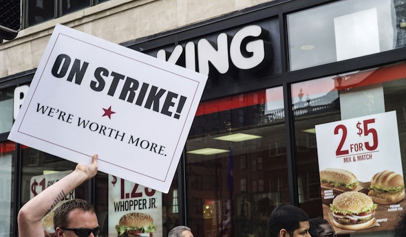 Los trabajadores de los restaurantes de comida rápida reclaman una subida de sueldos manifestándose frente a un Burger King en Hartford, Connecticut, EE.UU. La industria de la comida rápida, que emplea a 2,4 millones de personas en Estados Unidos, se ha declarado hoy, 29 de agosto de 2013, en huelga en al menos treinta y cinco ciudades, informaron los organizadores.