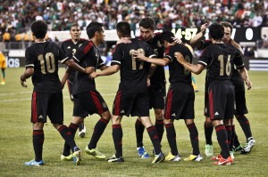 Los jugadores de México celebran tras anotar un gol ante Costa de Marfil durante un partido amistoso disputado el miércoles 14 de agosto de 2013, en el MetLife Stadium, East Rutherford, Nueva York .