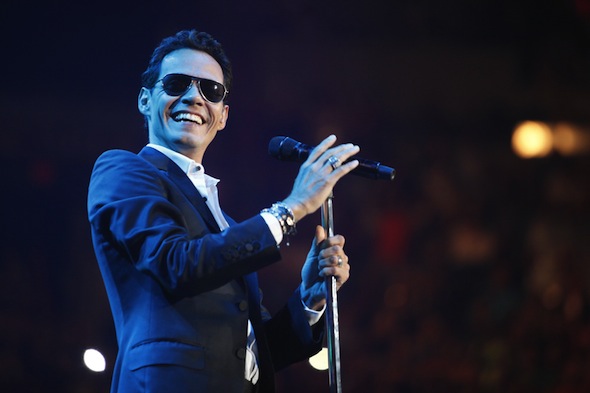 El cantante estadounidense Marc Anthony se presenta durante su concierto en el American Airlines Arena en Miami, Florida.