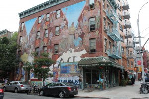 Vista general de un mural en El Barrio latino de Harlem en Nueva York. Como este hay varios murales que muestran diversas escenas de la vida cotidiana en ese vecindario, el hogar de una gran comunidad puertorrique&ntilde;a y en a&ntilde;os m&aacute;s recientes, de emigrantes mexicanos.  