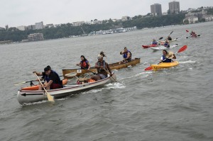  Varios pirag&uuml;istas participan en la carrera de pirag&uuml;ismo celebrada en el r&iacute;o Hudson para conmemorar el D&iacute;a Internacional de los Pueblos Ind&iacute;genas del Mundo en Nueva York.