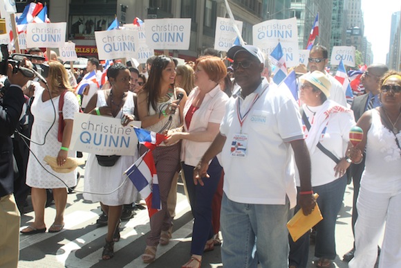De izquierda a derecha Zenaida Mendez, presidenta de la Coalicion de Mujeres Dominicana, la candidata democrata Chistine Quinn, mientra saludavan a los dominicanos en la parada dominicana de Manhattan.