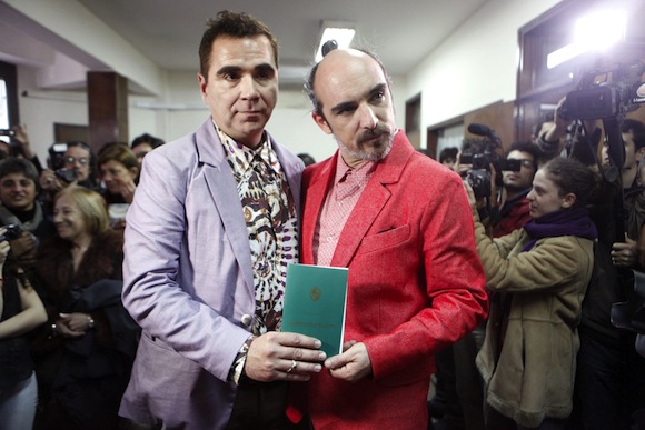 La pareja, Rodrigo Borda (i) y Sergio Miranda (d), posan con su libreta matrimonial después de casarse en una oficina de Registro Civil en Montevideo (Uruguay).