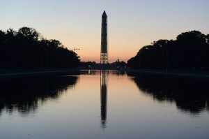El Monumento a Washington y la Reflecting Pool es visto durante el amanecer antes de la marcha sobre Washington, en Washington DC, EE.UU., 24 de agosto de 2013. La manifestaci&oacute;n y la marcha se lleva a cabo para conmemorar el 50 &ordm; aniversario de la 28 de agosto 1963 Marcha en Washington dirigido por el Dr. Martin Luther King Jr., en la que dio su famoso 'Tengo un sue&ntilde;o'.