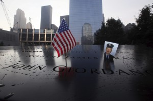  Detalle de la fotograf&iacute;a y la bandera de Estados Unidos colocadas junto al nombre del bombero James Crawford que perdi&oacute; la vida en los atentados del 11 de septiembre de 2001 en el memorial de la Zona Cero que recuerda a las v&iacute;ctimas de los atentados en las Torres Gemelas, en Nueva York (Estados Unidos) hoy, mi&eacute;rcoles 11 de septiembre de 2013.