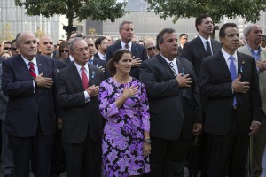 (i-d) El antiguo alcalde de Nueva York, Rudy Giuliani; el alcalde de Nueva York, Michael Bloomberg; el gobernador de Nueva Jersey Chris Christie, y su esposa, Mary Pat Christie; y el gobernador de Nueva York, Andrew Cuomo, escuchan el himno nacional durante una ceremonia para conmemorar el duod&eacute;cimo aniversario del 11-S, en el World Trade Center de Nueva York.