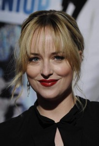 Dakota Johnson, hija de los actores Don Johnson y Melanie Griffith, y el actor británico Charlie Hunnam serán los protagonistas de la versión cinematográfica de "Cincuenta sombras de Grey".