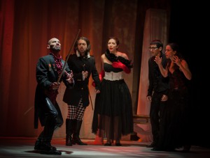 Ricardo J. Salazar, Juan Carlos D&iacute;az, Natalia Collazo, Daniel Anthony Hidalgo y Nanda Abella, en una escena de "La fuerza de la costumbre". 