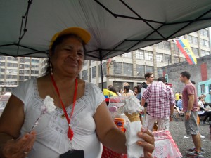 Do&ntilde;a Maria Teresa Crespo, empresaria ecuatoriana deleit&oacute; a todos los asistentes con la famosa &ldquo;Espumilla&rdquo;, una delicia que ya ha cautivado los paladares neoyorquinos.