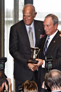 El dise&Ograve;ador dominicano Oscar de la Renta recibe de manos del alcalde de Nueva York, Michael Bloomberg, el premio que le fue otorgado por el Consejo de Costura del Instituto de la Moda que le concedi&Ucirc; su m&middot;ximo galard&Ucirc;n.