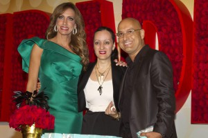 El dise&Ograve;ador venezolano &iexcl;ngel S&middot;nchez junto a la modelo Lilian Stefan y la dise&Ograve;adora cubana Isabel Toledo, quien le entreg&Ucirc; el reconocimiento que la popular revista de modas Vanidades le otorg&Ucirc; por su labor profesional, durante un acto celebrado en Nueva York.