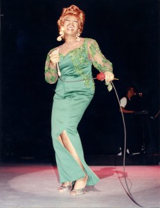 La exhibici&Ucirc;n "Az˙car, La vida y la m˙sica de Celia Cruz" es la primera muestra que el Instituto Smithsonian dedica a un latino, ofreciendo una completa visi&Ucirc;n sobre la trayectoria art&Igrave;stica y la personalidad de esta cantante. Foto de Celia Cruz tomada por Bernardo Tapia, durante la presentaci&Ucirc;n de la artista, en el Madison Square Garden, en 1994.