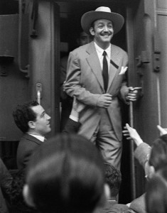 El cantante y actor mejicano, Jorge Negrete, llega a la Estaci&Ucirc;n madrile&Ograve;a del Norte. Numeroso p˙blico, sobretodo femenino, le estaba esperando para darle una calurosa bienvenida.