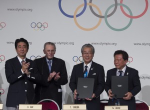 El primer ministro de Jap&Ucirc;n, Shinzo Abe (i), presidente del COI, el belga Jacques Rogge (2-i), el presidente del Comit&Egrave; Ol&Igrave;mpico Japon&Egrave;s, Tsnekazu Takeda (2-d), y el gobernador de Tokio, Naoki Inose (d), participan en una rueda de prensa el 7 de septiembre de 2013, en el Hotel Hilton de Buenos Aires (Argentina). 