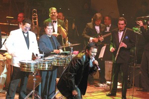 Tito Puente Jr. (izq), Ronnie Puente (2do izq), Dave Valentin (d) y Jon Secada (c), durante su presentaci&Ucirc;n "Viva Puente", realizado en el Lincoln Center de Nueva York para conmemorar el 80 aniversario del nacimiento del famoso percusionista, Tito Puente, fallecido en la ciudad de Nueva York.