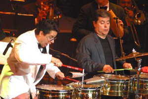 Tito Puente Jr. (izq.) y su hermano mayor Ronnie durante su presentaci&Ucirc;n "Viva Puente" en el Lincoln Center de Nueva York. 