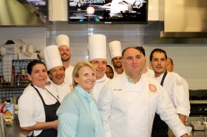 El cocinero Jos&Egrave; Andr&Egrave;s (d) y la directora del Centro Culinario Internacional, Dorothy Cann Hamilton (i), posan  durante la presentaci&Ucirc;n del curso "Arte Culinario Espa&Ograve;ol", en Nueva York.