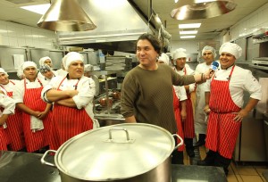 El cocinero y empresario peruano Gast&Ucirc;n Acurio habla durante una entrevista junto a un grupo de cocineros en su restaurante Astrid y Gast&Ucirc;n en Lima, Per˙.