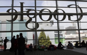 Asistentes y empleados descansan en Google durante la conferencia anual para desarrolladores de software I/O en el Centro de Convenciones Moscone West de San Francisco, California.