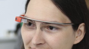 Una trabajadora explica el funcionamiento de las gafas interactivas de Google.