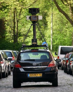 otograf&Igrave;a de archivo fechada el pasado 5 de mayo de 2009 que muestra uno de los coches con una c&middot;mara tomando fotograf&Igrave;as para elaborar el 'Street View' del Google Maps en la localidad de Kiel, Alemania.