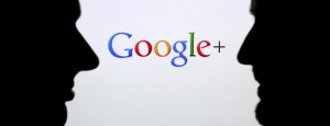 Perfil de dos personas frente a una pantalla con el logotipo de la red social Google+