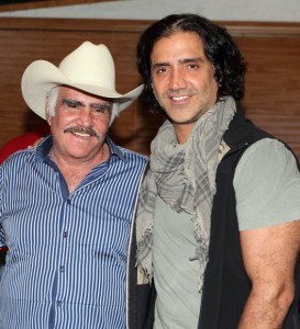 Alejandro Fern&aacute;ndez (d) junto a su padre, don Vicente Fern&aacute;ndez (i).