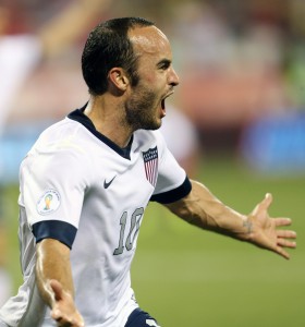 El jugador de Estados Unidos Landon Donovan celebra una anotación ante México hoy, martes 10 de septiembre de 2013, durante un partido por las eliminatorias para el Mundial de Fútbol Brasil 2014 en el estadio Columbus Crew, en Columbus (Ohio).