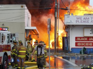 Un grupo de bomberos intentan apagar seis focos del incendio registrado en la parte sur del muelle de Seaside Park, en Seaside Heights en Nueva Jersey.