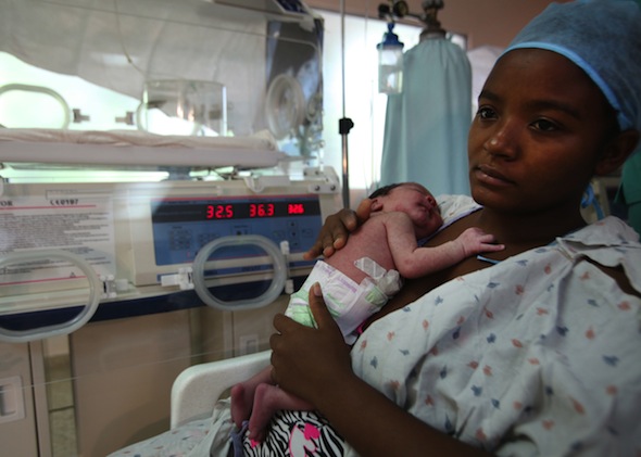 Yareidys de la Cruz, de 18 años sosteniendo a su recién nacido, en la sala de neonatología del Hospital Antonio Musa, en San Pedro de Macorís (República Dominicana).