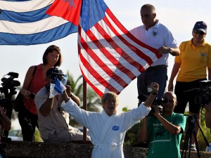 La nadadora estadounidense Diana Nyad saluda antes de empezar su quinto intento de cubrir a nado la distancia entre Cuba y Florida.