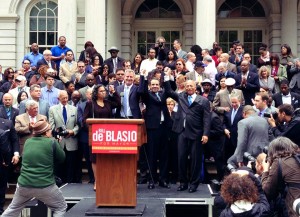 El Gobernador Cuomo y el ahora el ex-candidadato Bill Thompson, se reunieron con otros miembros del partido demócrata de Nueva York para brindar su apoyo al candidato progresivo a la alcaldía Bill de Blasio.