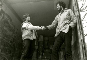 BILL DE BLASIO cuando juntaba comida para la Revoluci&oacute;n Sandinista a los 26 a&ntilde;os de edad. En la foto con la activista Katharine Lewis.