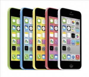 El nuevo iPhone 5C, que ha sido presentado en un evento para prensa en Cupertino, California, EE.UU., el 10 de septiembre de 2013. El nuevo dispositivo tiene pantalla retina de 4 pulgadas y exterior de policarbonato que se vender&aacute; a un precio que partir&aacute; de los 99 d&oacute;lares asociado a contratos con operadoras.