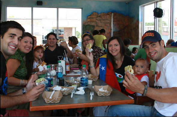 Venezolanos residentes en Estados Unidos participan en la celebración del II Arepazo Mundial.