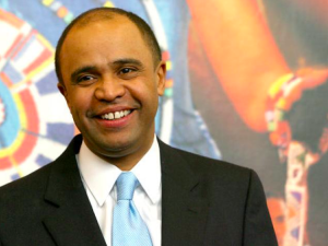 ADOLFO CARRIÓN en una carrera donde él hasta ahora es casi invisible y, por tanto, sin apoyo.