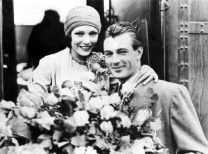 V&eacute;lez junto a su primer sonado romance, Gary Cooper. 