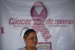 Personal del ministerio de Salud salvadore&Ograve;o brinda informaci&Ucirc;n durante la inauguraci&Ucirc;n de una campa&Ograve;a para prevenir y detectar a tiempo el c&middot;ncer de mama y uterino, ante el aumento de los casos de esta ˙ltima forma de la enfermedad.. 