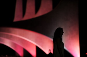 Una mujer camina  frente al palacio de Planalto en Brasilia (Brasil), que se ilumin&Ucirc; en rosa en el marco de la campa&Ograve;a Octubre Rosa que busca alertar a la poblaci&Ucirc;n contra el c&middot;ncer de mama.