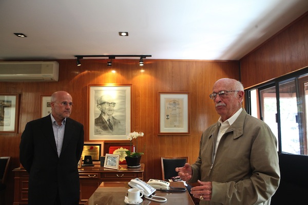 .- Los empresarios Salvador Lutteroth González (d) y Salvador Lutteroth Camou (L) el pasado 10 de septiembre de 2013, en Ciudad de México. Lutteroth González es considerado el padre de la lucha libre en México.